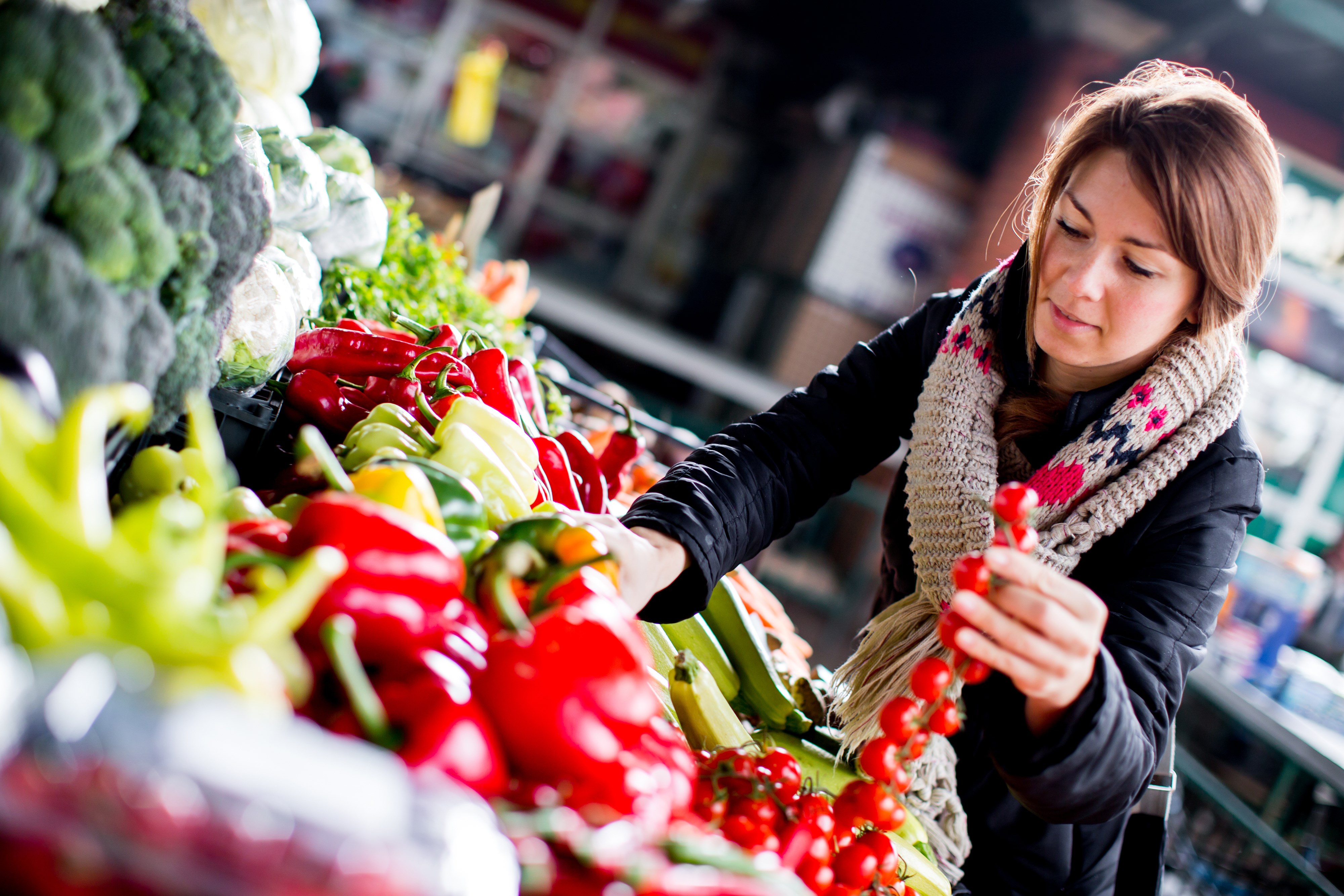 Kvinde der kber kologiske frugter og grntsager.